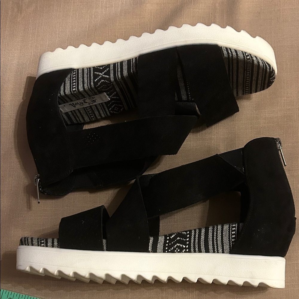 Very G Black Open-Toe Slip-On Sandals with Patterned Insole - Picture 4 of 8